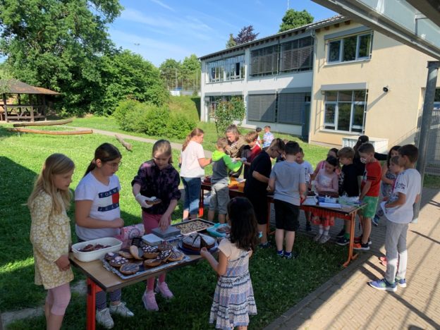 Klasse 4 verkauft Kuchen im Schulhof